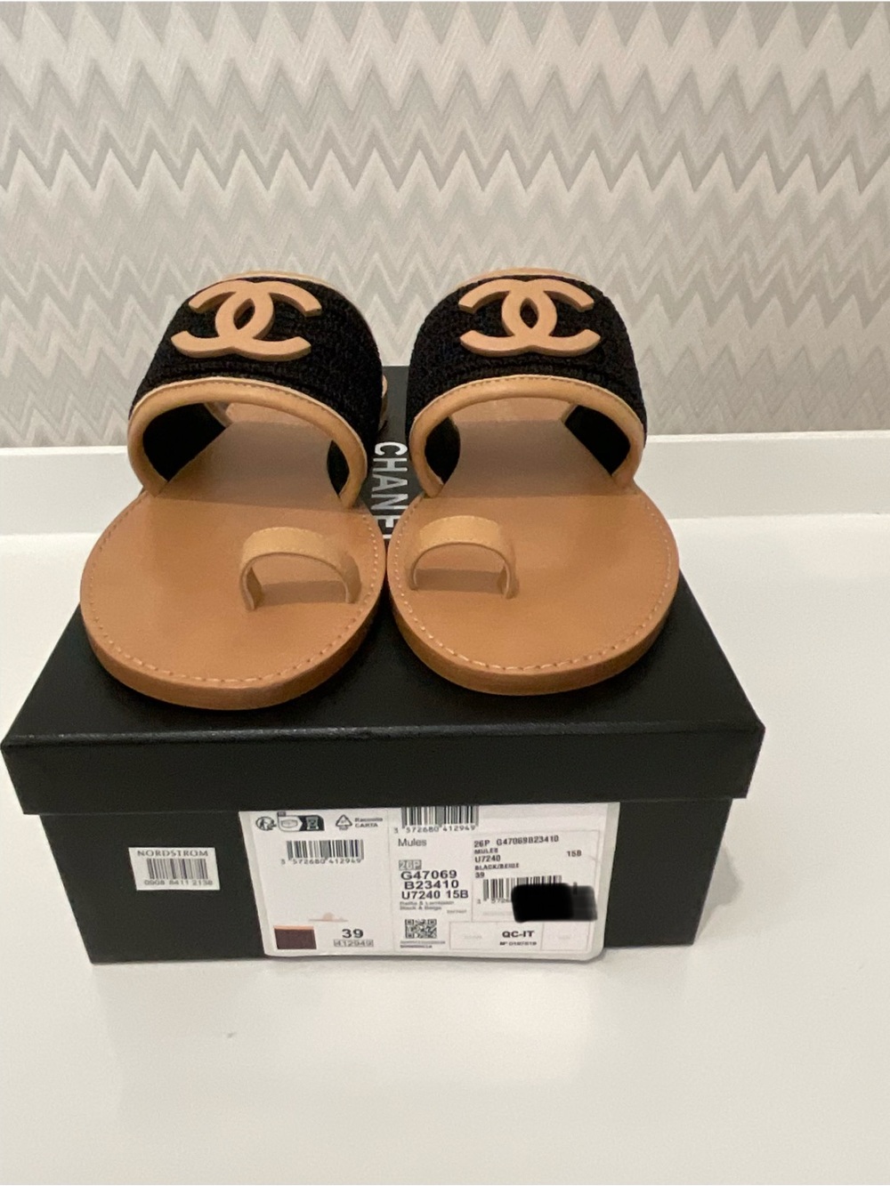 26P BRAND NEW IN BOX CHANEL Toe Ring Sandals (39)